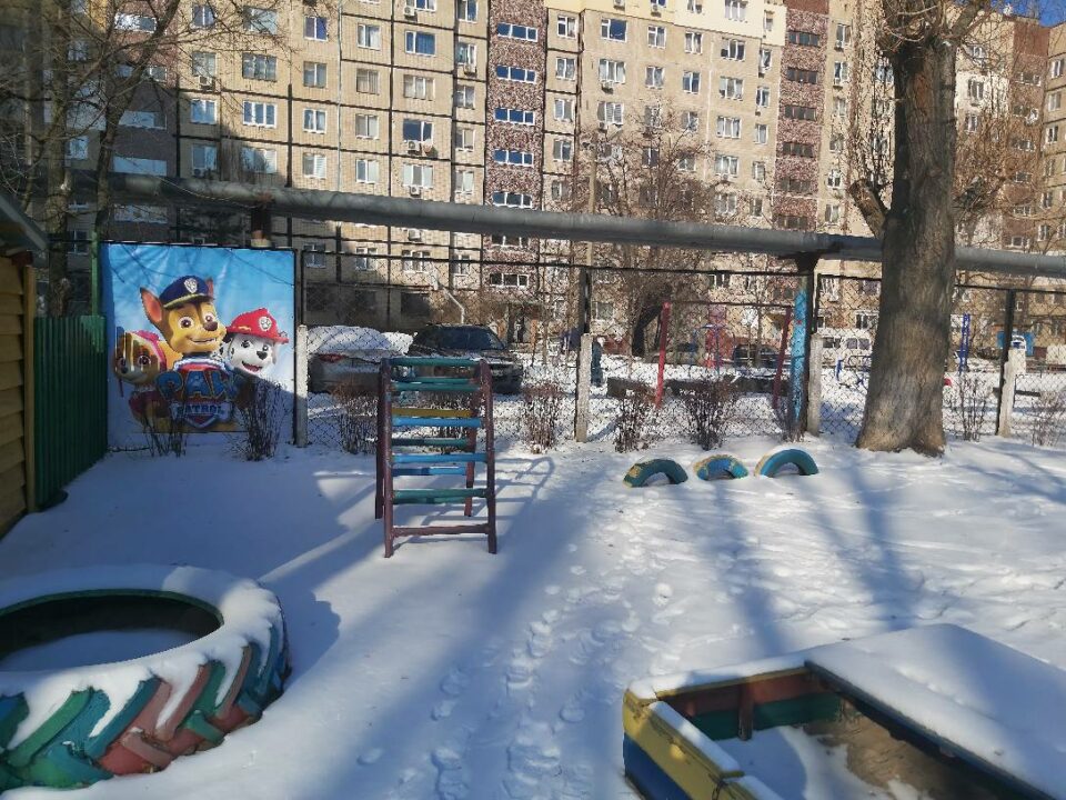 В Днепре неизвестные украли баннеры с площадки детского сада - рис. 1