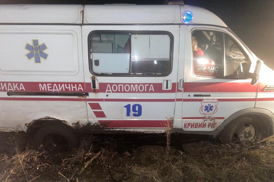 Машина скорой застряла в грязи: под Днепром медикам понадобились помощь спасателей - рис. 1