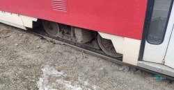 В Днепре на Баррикадной трамвай опять сошел с рельсов (ФОТО+ВИДЕО) - рис. 5