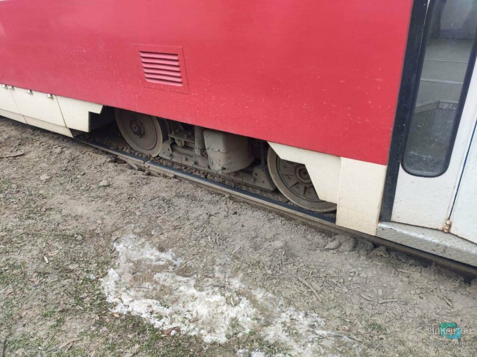 В Днепре на Баррикадной трамвай опять сошел с рельсов (ФОТО+ВИДЕО) - рис. 3