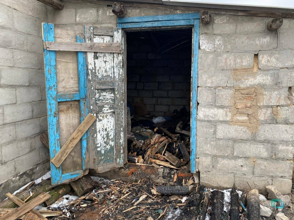 В Днепре cгорел одноэтажный дом: 70-летняя женщина и ее трое внуков осталась без жилья - рис. 8