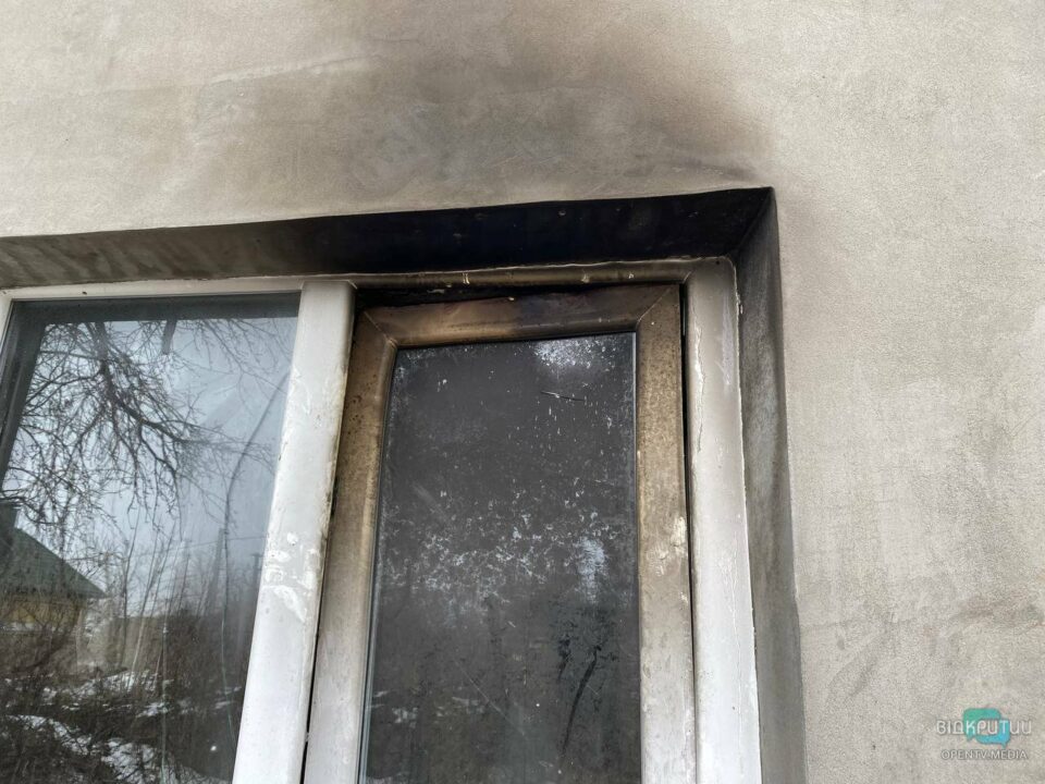 В Днепре cгорел одноэтажный дом: 70-летняя женщина и ее трое внуков осталась без жилья - рис. 7