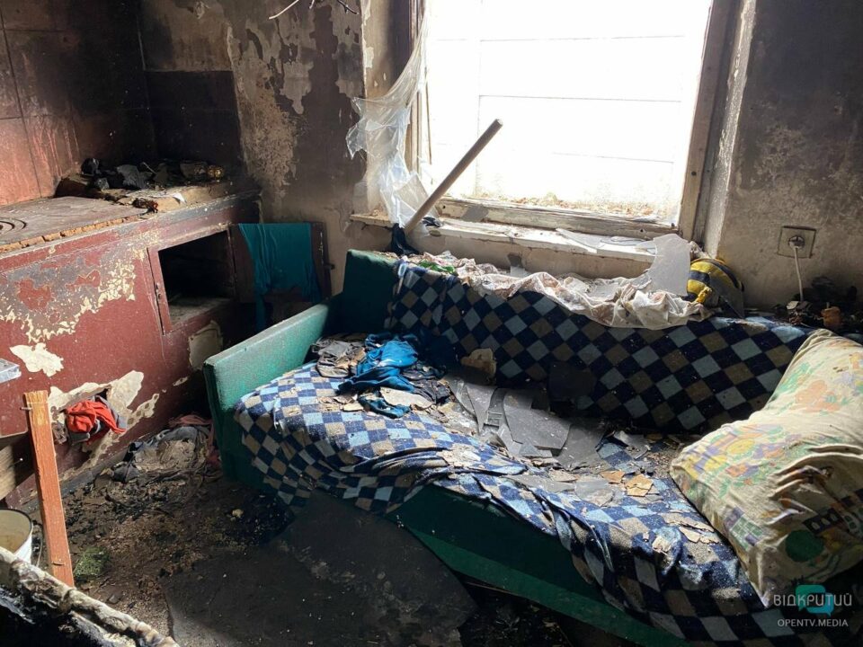 В Днепре cгорел одноэтажный дом: 70-летняя женщина и ее трое внуков осталась без жилья - рис. 2
