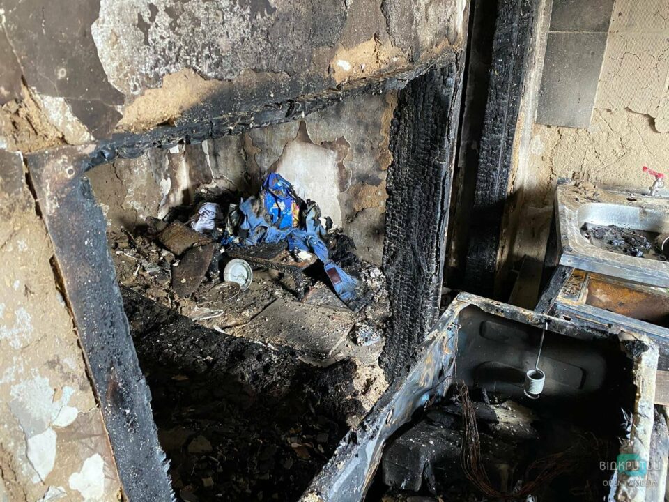 В Днепре cгорел одноэтажный дом: 70-летняя женщина и ее трое внуков осталась без жилья - рис. 4
