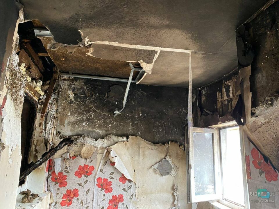 В Днепре cгорел одноэтажный дом: 70-летняя женщина и ее трое внуков осталась без жилья - рис. 11