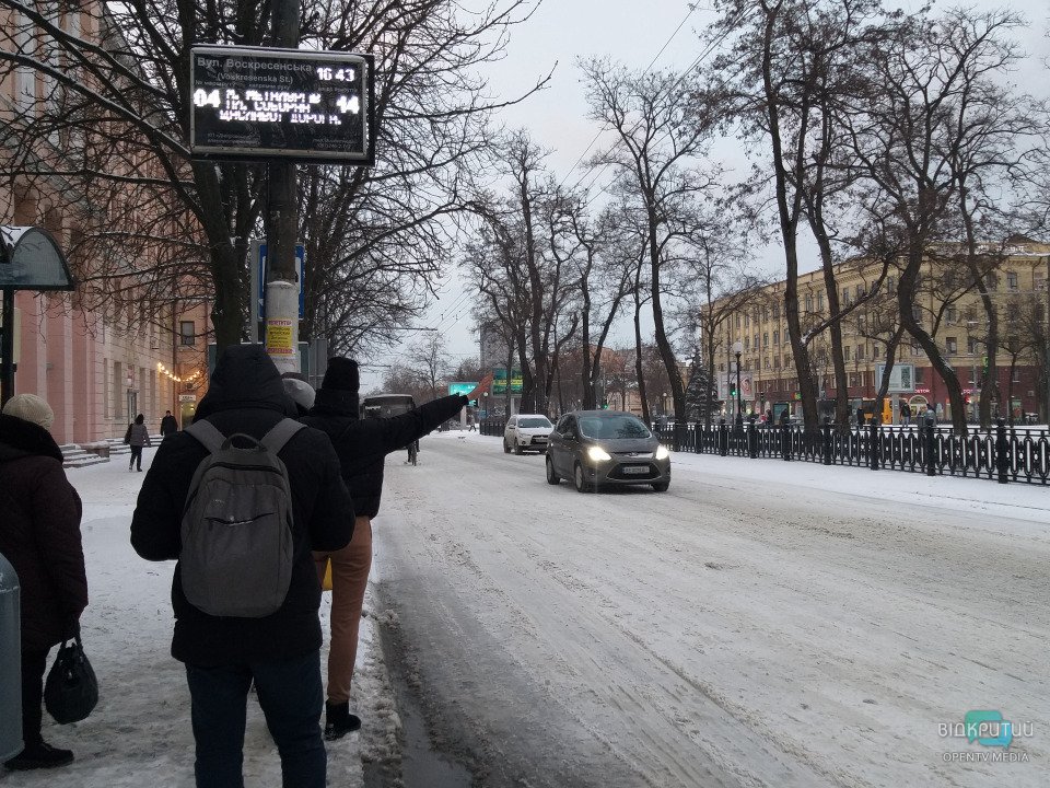 В Днепре из-за сильного снегопада затруднено движение общественного транспорта - рис. 2