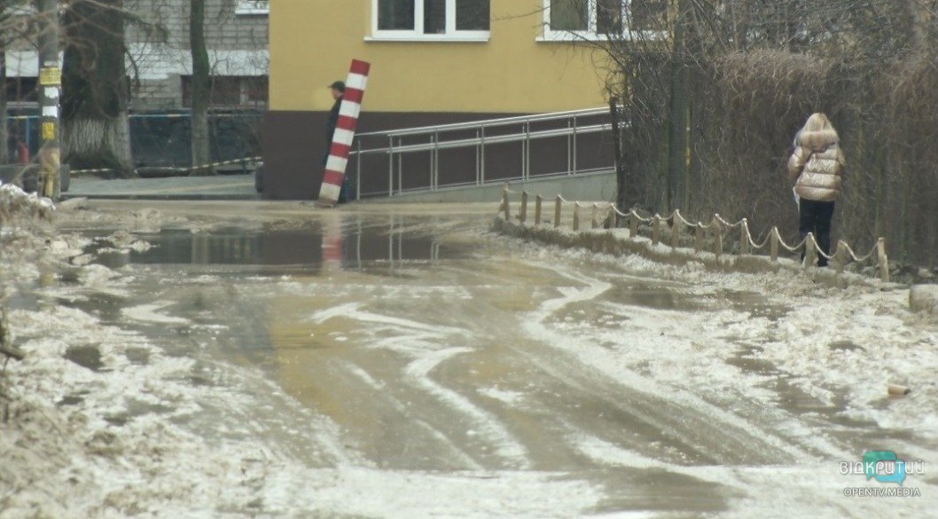 В Днепре дорога на Мандрыковской превратилась в непроходимое болото - рис. 1