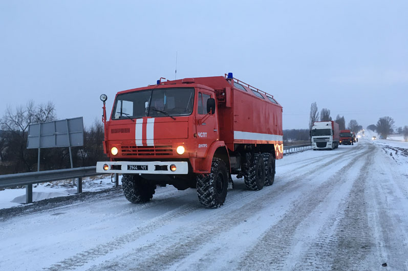 Не справляются с управлением: спасатели Днепропетровской области помогают водителям на дорогах - рис. 4