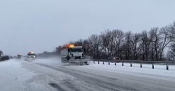 На трассах Днепропетровщины продолжают борьбу со снежной стихией - рис. 12