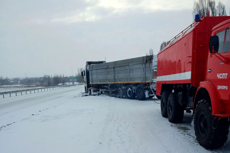 Не справляются с управлением: спасатели Днепропетровской области помогают водителям на дорогах - рис. 1