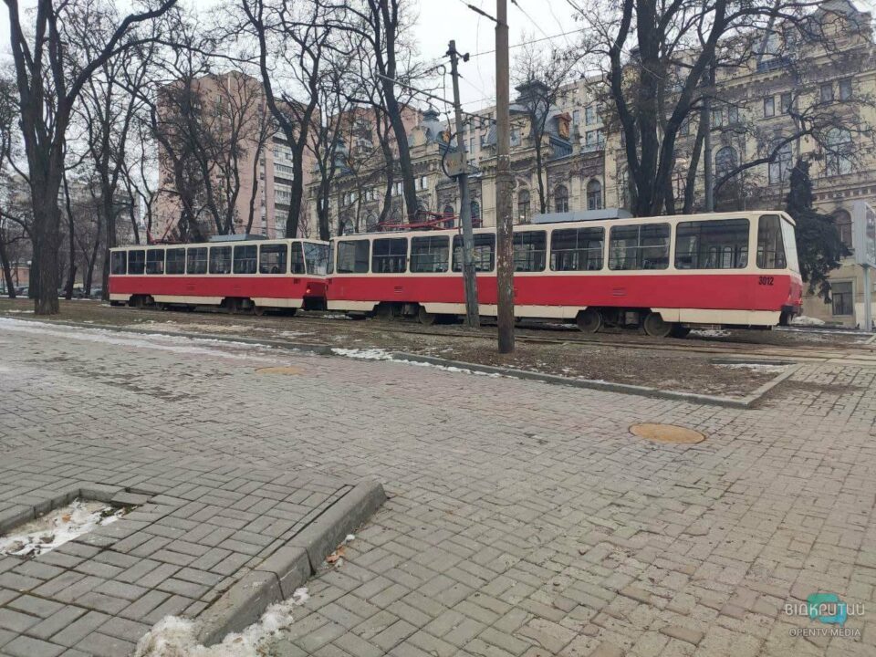 В Днепре на Баррикадной трамвай опять сошел с рельсов (ФОТО+ВИДЕО) - рис. 4