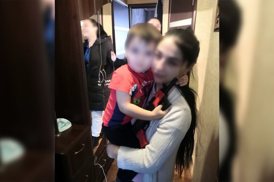 В Кривом Роге 3-летний ребенок закрылся в квартире: спасателям пришлось ломать дверь - рис. 2