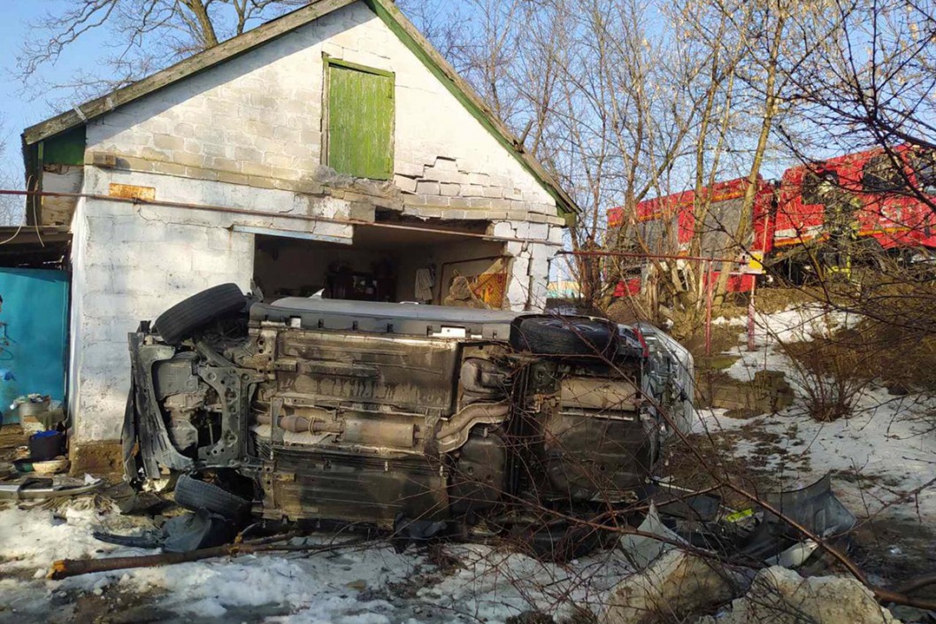 В Днепропетровской области автомобиль влетел в частный дом: пострадало 5 людей, в том числе дети - рис. 1
