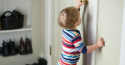 В Кривом Роге 3-летний ребенок закрылся в квартире: спасателям пришлось ломать дверь - рис. 1