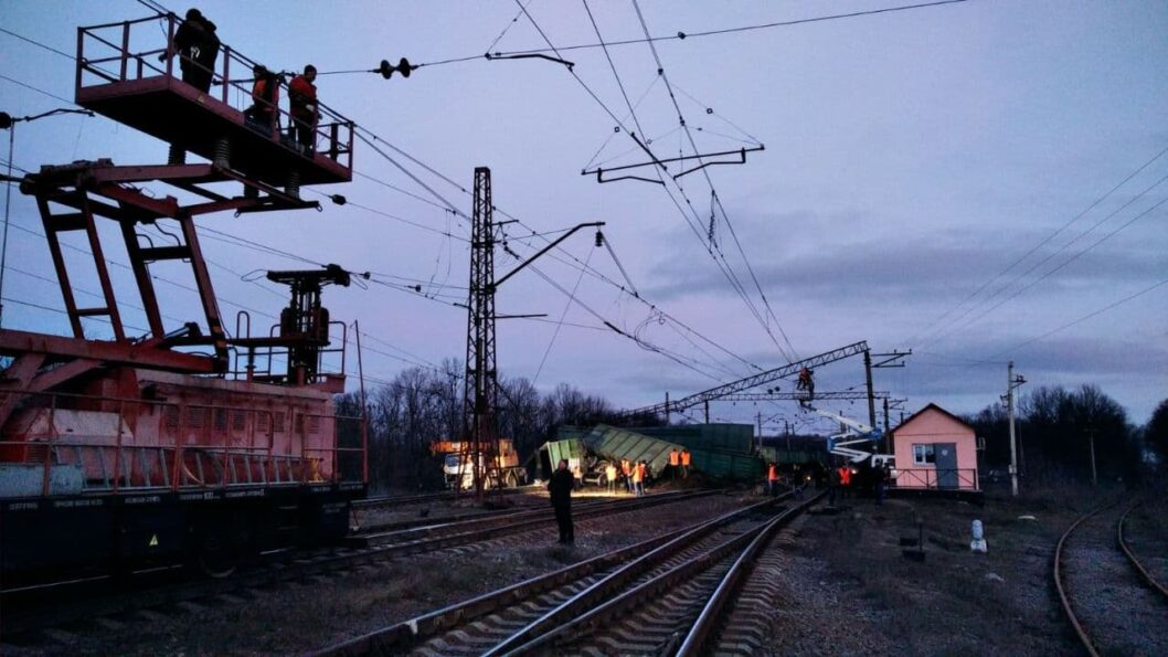На Приднепровской железной дороге сошел с рельсов грузовой поезд - рис. 2