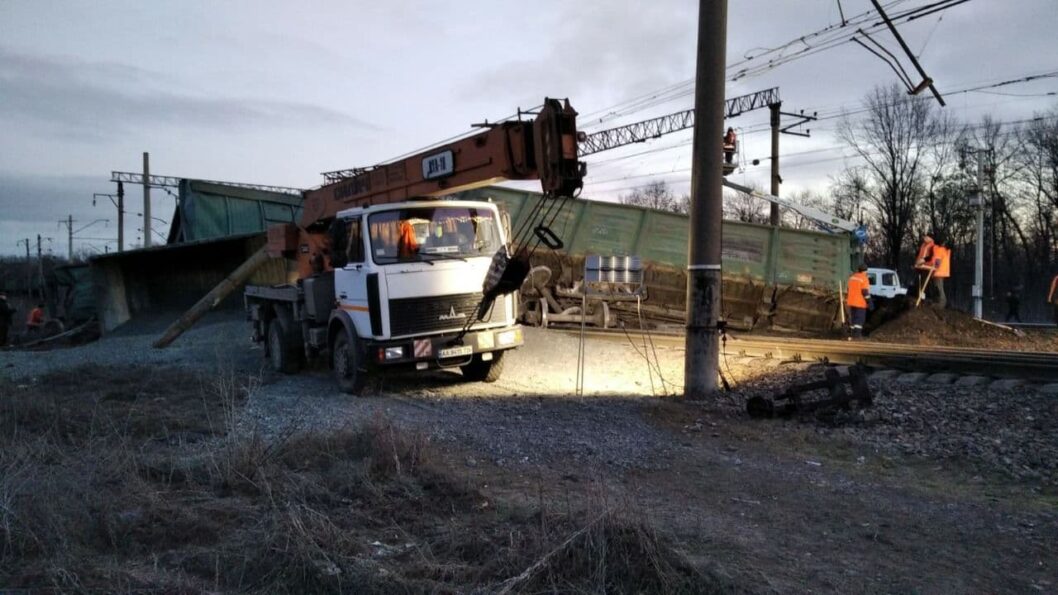 На Приднепровской железной дороге сошел с рельсов грузовой поезд - рис. 4