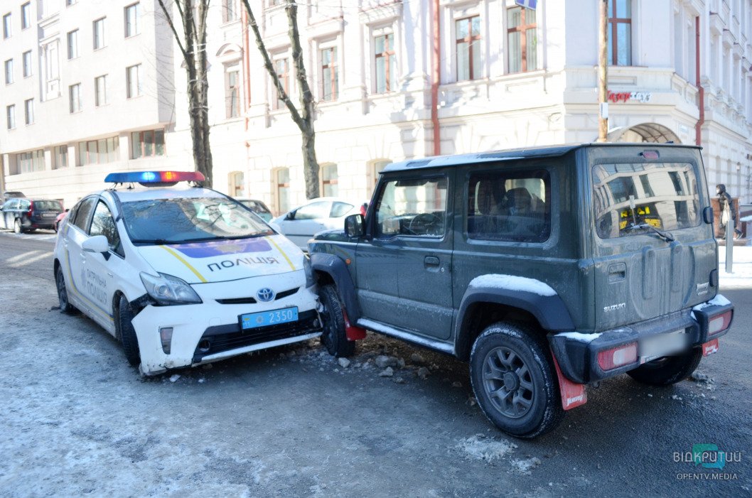 В центре Днепра автомобиль патрульной полиции врезался в джип - рис. 2