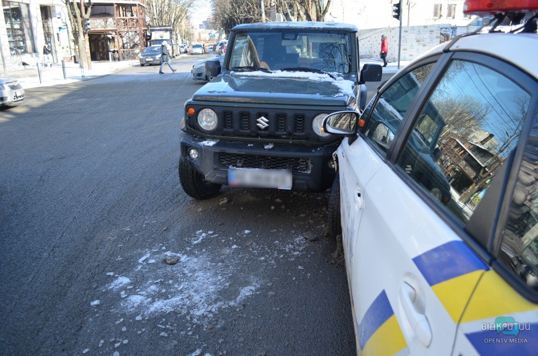 В центре Днепра автомобиль патрульной полиции врезался в джип - рис. 3