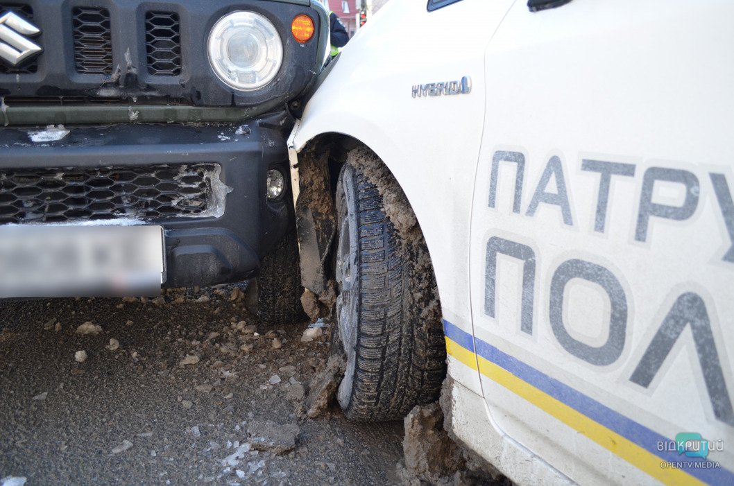 В центре Днепра автомобиль патрульной полиции врезался в джип - рис. 7