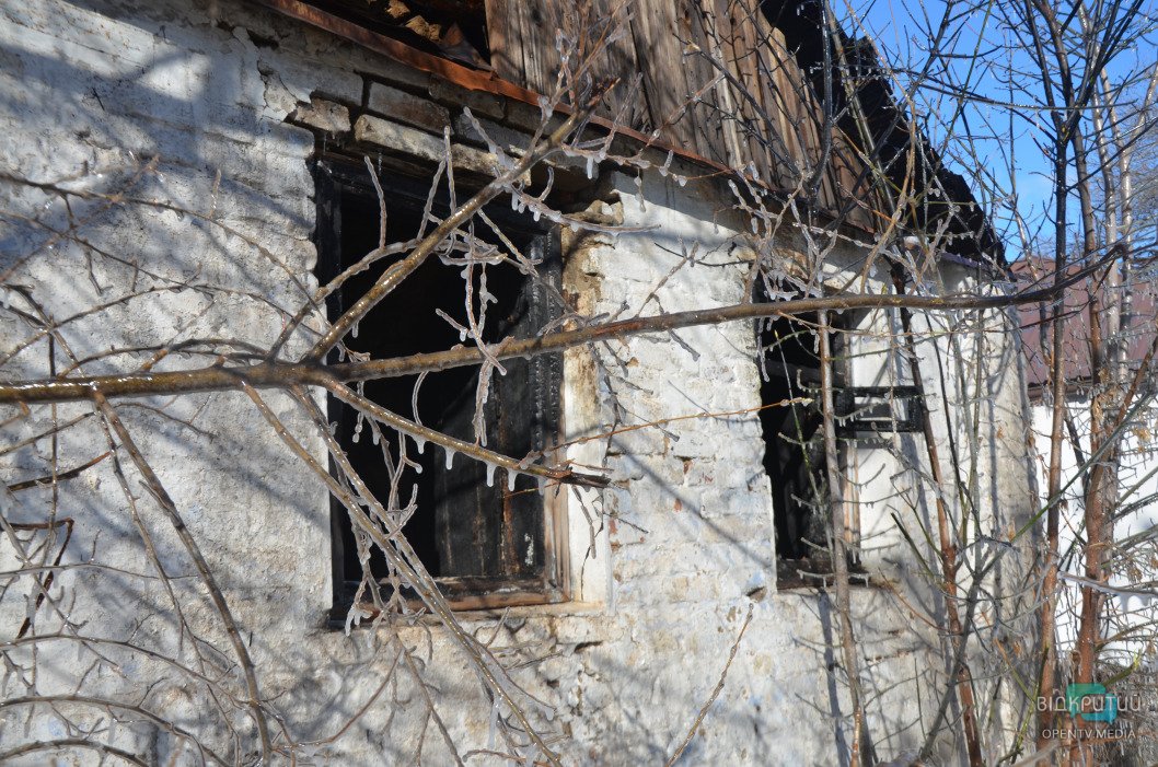 Ночной пожар на Троицкой: сгорела заброшка, где жили бездомные - рис. 1