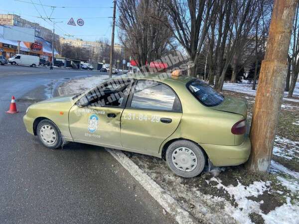 В Днепре машина автошколы с учеником за рулем столкнулась с КамАЗом - рис. 1