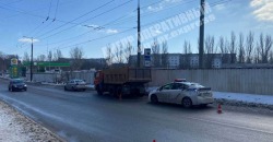 В Днепре машина автошколы с учеником за рулем столкнулась с КамАЗом - рис. 5