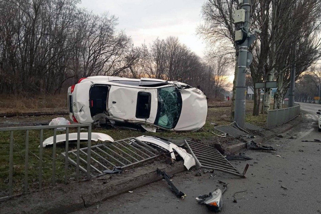 В Днепре на Запорожском шоссе автомобиль снес ограждения дороги и перевернулся (ФОТО, ВИДЕО) - рис. 1