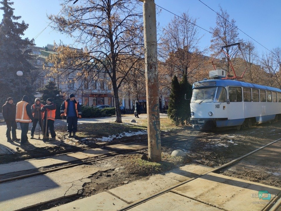 В центре Днепра трамвай №1 сошел с рельсов - рис. 5