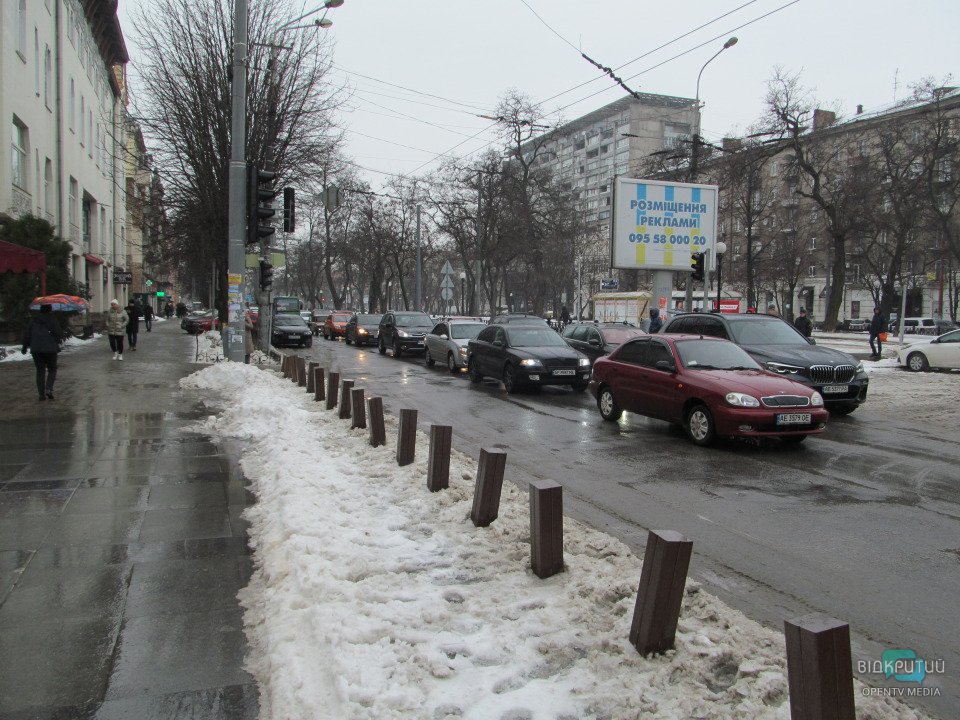 В Днепре идет ледяной дождь: тротуары превратились в каток (ФОТО) - рис. 1