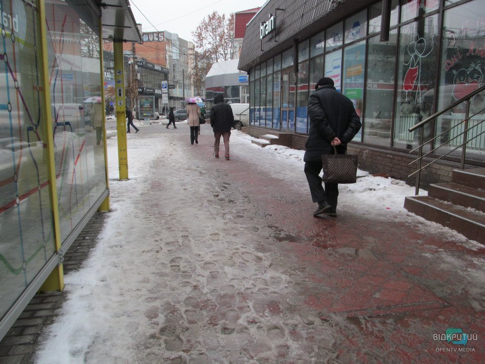 В Днепре идет ледяной дождь: тротуары превратились в каток (ФОТО) - рис. 2