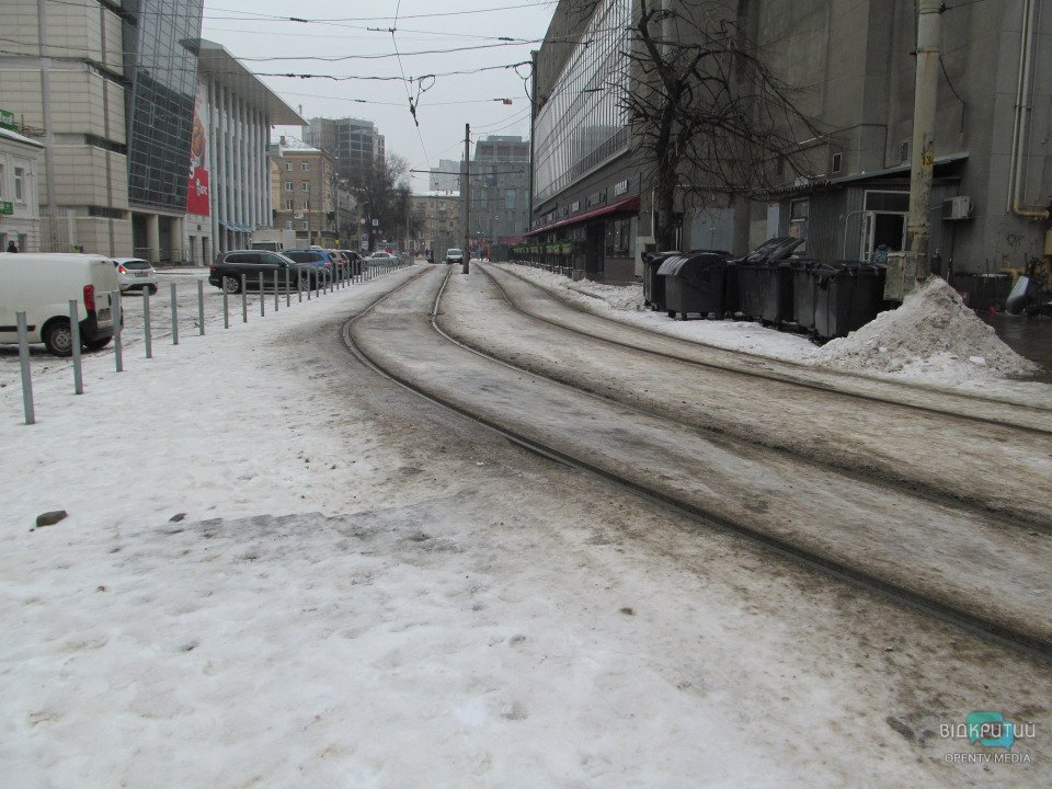 В Днепре идет ледяной дождь: тротуары превратились в каток (ФОТО) - рис. 4