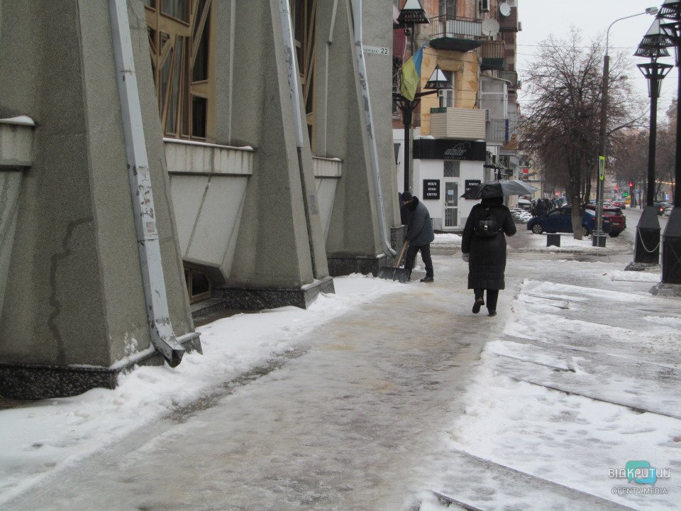 В Днепре идет ледяной дождь: тротуары превратились в каток (ФОТО) - рис. 6