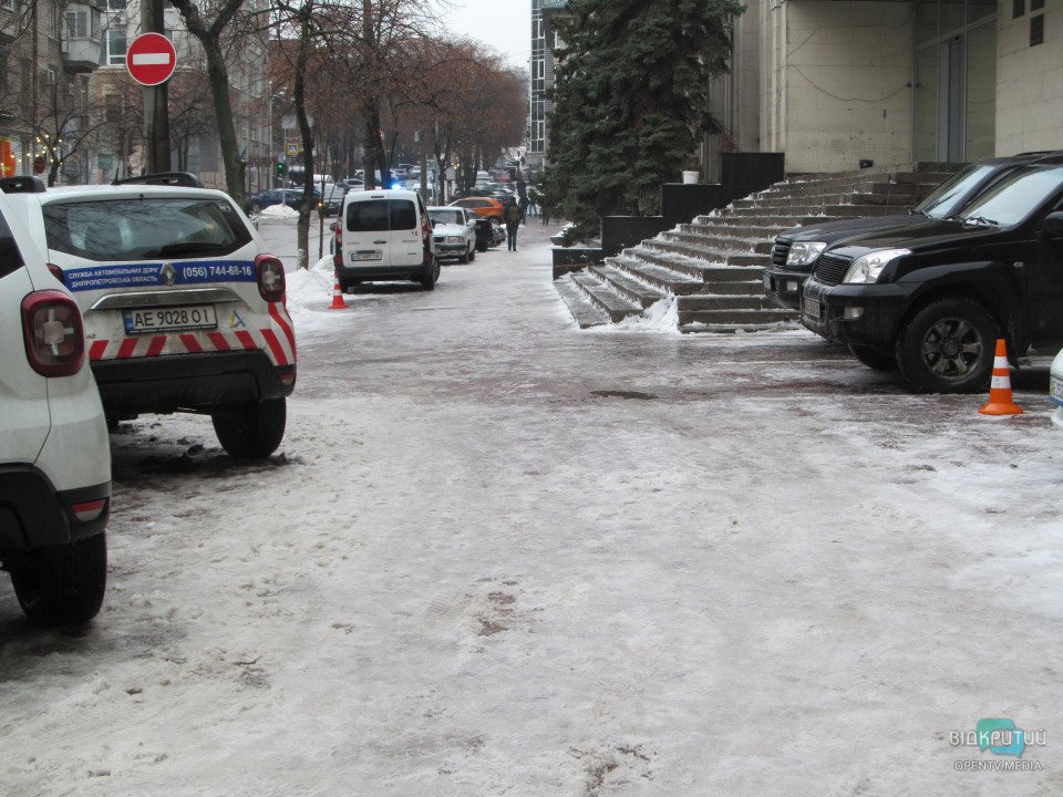 В Днепре идет ледяной дождь: тротуары превратились в каток (ФОТО) - рис. 7