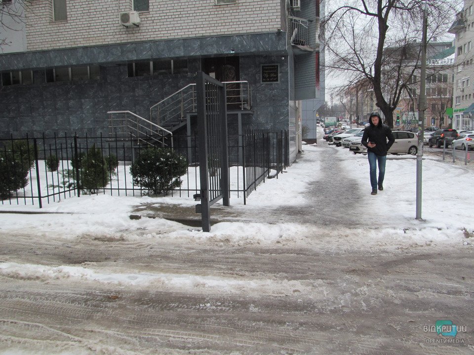 В Днепре идет ледяной дождь: тротуары превратились в каток (ФОТО) - рис. 8