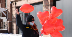 Воздушные шарики и огнетушители: спасатели Днепра поздравили горожан с Днем влюбленных - рис. 2