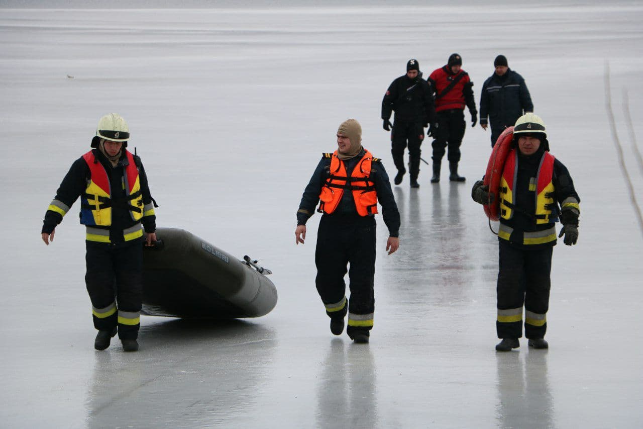 В Днепре со льдины спасли 6 рыбаков (ВИДЕО + ФОТО) - рис. 1
