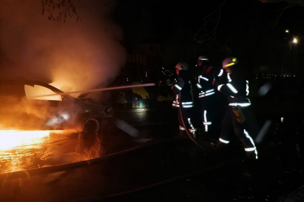 В Кривом Роге полностью сгорел автомобиль - рис. 2
