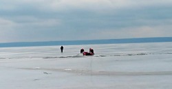 В Каменском из ледяной воды достали очередного любителя зимней рыбалки (ВИДЕО) - рис. 2