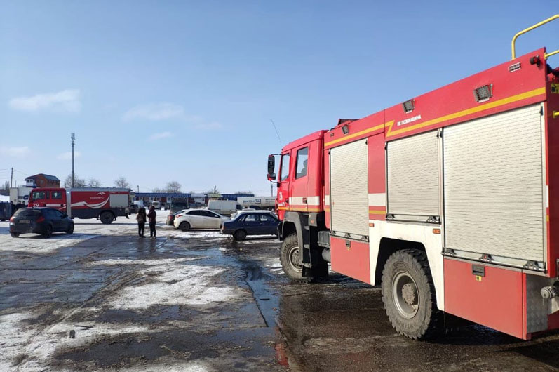 В Кривом Роге на рынке горело здание с магазинами (ФОТО) - рис. 5