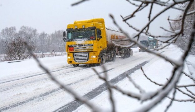 На Днепропетровщине из-за непогоды временно ограничили движение грузового транспорта - рис. 1