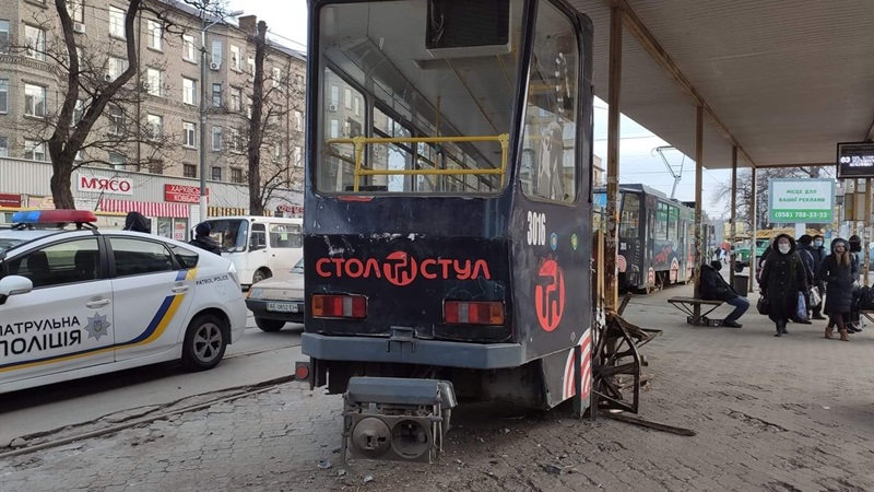 В центре Днепра трамвай сошел с рельсов и врезался в остановку: пострадала женщина - рис. 2