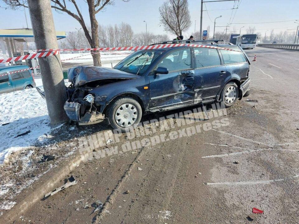 В Днепре фура на скорости протащила две легковушки: видео момента ДТП - рис. 1