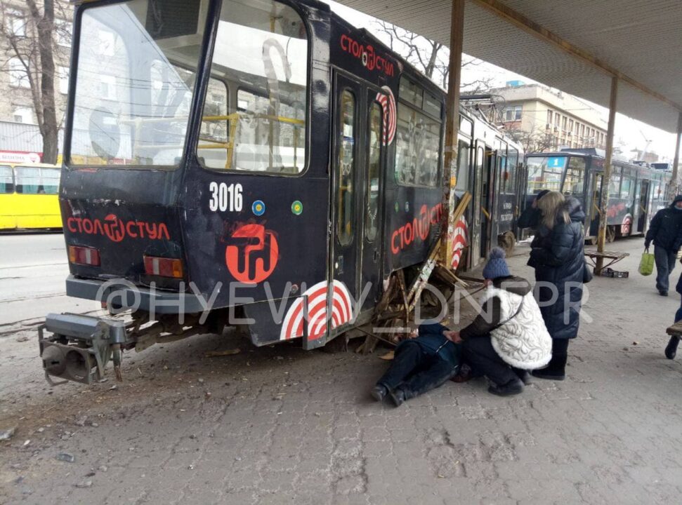 В Днепре трамвай сошел с рельсов: новые подробности - рис. 1