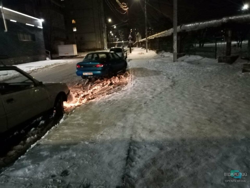 Снег превратился в "кашу" и лужи: что сейчас происходит на дорогах Днепра (ФОТО) - рис. 3