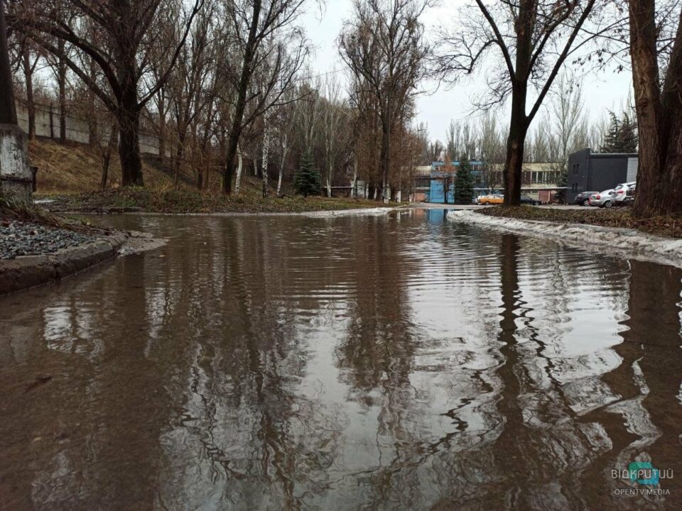 Несите лодку: в Днепре возле инфиза разлилось "море" (ФОТО) - рис. 3