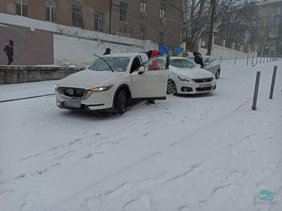 В Днепре на Крутогором спуске произошло сразу 5 ДТП: повреждены 14 авто - рис. 5