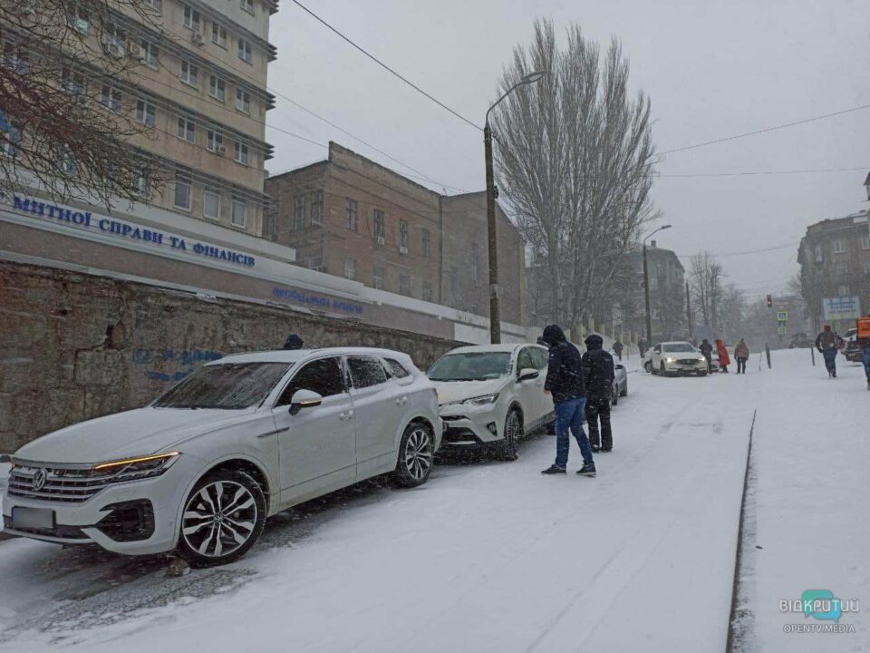 В Днепре на Крутогором спуске произошло сразу 5 ДТП: повреждены 14 авто - рис. 1