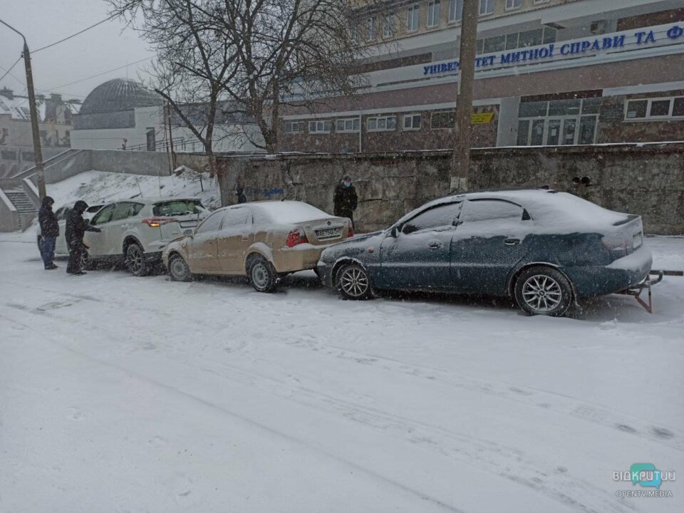 В Днепре на Крутогором спуске произошло сразу 5 ДТП: повреждены 14 авто - рис. 3