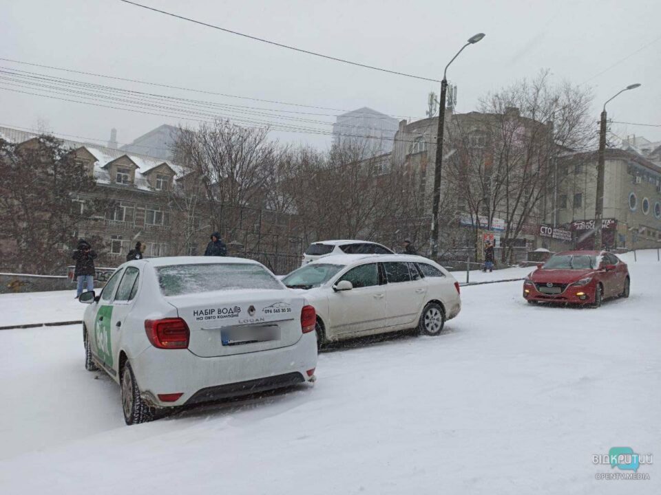 В Днепре на Крутогором спуске произошло сразу 5 ДТП: повреждены 14 авто - рис. 9