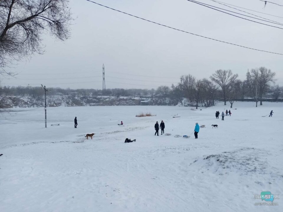 Десятки людей пришли полюбоваться: в Днепре на Красном Камне замерзло озеро (ФОТО) - рис. 3